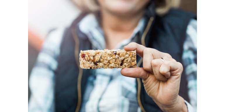 Naturalne batoniki – dlaczego warto mieć je zawsze przy sobie?