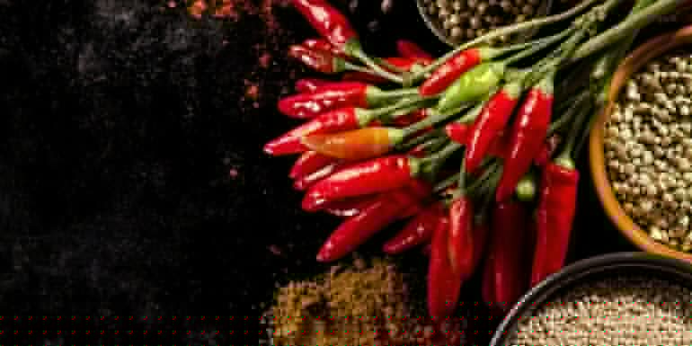 Ostre przyprawy w kuchni: rodzaje papryczek chili